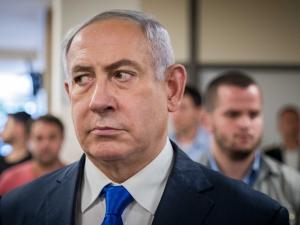 مستشار نتنياهو يتعرض لسؤال “محرج” من مذيع “سكاي نيوز”.. هكذا برر تجريد نازحين فلسطينيين من ملابسهم