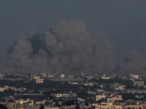 عدد كبير من الشهداء والجرحى بقصف للاحتلال على مركز للأونروا بخان يونس.. يؤوي عشرات آلاف النازحين