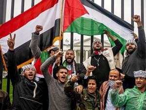آلاف المؤيدين للفلسطينيين يتظاهرون أمام البيت الأبيض