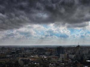 الطقس: أجواء غائمة جزئيا وأمطار متفرقة