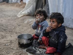 الاحتلال يستخدم سلاح التجويع والتعطيش ضد الفلسطينيين بالقطاع.. وتحذيرات من عودة المجاعة إلى شمال غزة