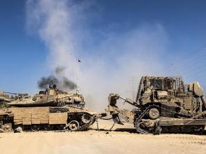 لأول مرة.. الجيش الإسرائيلي يعترف بنقص في دباباته لتضررها بالحرب