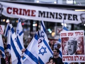 ناقش مجلس الأمن القومي الأمريكي فرض عقوبات على الوزيرين الإسرائيليين إيتمار بن غفير وبتسلئيل سموتريتش، بسبب تدهور الوضع الأمني في الضفة الغربية، بحسب ما نقله موقع أكسيوس عن ثلاثة مسؤولين أمريكيين، السبت، 20 يوليو/تموز 2024.  الموقع أضاف أن إدارة الرئيس جو بايدن تشعر بإحباط عميق من سياسة الحكومة الإسرائيلية في توسيع المستوطنات وإضعاف السلطة الفلسطينية في الضفة، ومن تحالف أعضاء أكثر تطرفاً في الحكومة علناً مع جماعات المستوطنين المتطرفين.  وأوضح الموقع أن الاجتماع عقد في البيت الأبيض الأربعاء 17 يوليو/تموز الج
