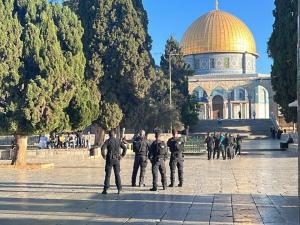 بحماية أمنية مشددة.. (قطعان المستوطنين) يقتحمون المسجد الأقصى المبارك