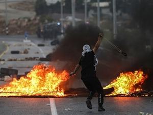 مواجهات واعتقالات بالضفة واشتباكات في نابلس
