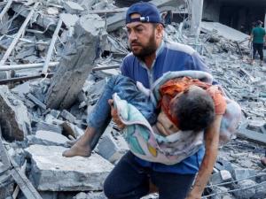 353 يومًا للحرب على غزة: استشهاد أطفال مع والديهم في قصف على منازل ومدارس