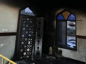 مستوطنون يحرقون مسجدا في قرية مردا ويخطون شعارات عنصرية على جدرانه