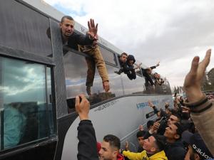 انسحاب الجيش الإسرائيلي من "نتساريم": تسليم 3 إسرائيليين وتحرر 183 أسيرا فلسطينيا