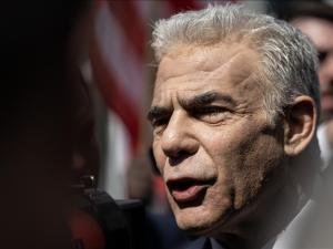 لابيد يؤكد مسؤولية نتنياهو عن تجميد "حماس" إطلاق الأسرى