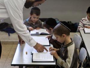 تعذيب وتحرش في المدارس الدينية بإسرائيل.. هكذا يتسبب حاخامات في إنتاج جيل كاره للعرب والفلسطينيين