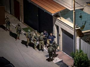 الضفة تحت النار: إعادة اعتقال 12 أسيرا محررا ومستوطنون يقتحمون "قبر يوسف"