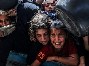 الحرب على غزة: مجزرة في مستشفى ناصر وهجمات مكثفة على النازحين