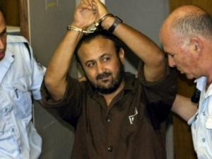 الاحتلال ينقل القيادي مروان البرغوثي إلى العزل.. يتهمه بمحاولة تفجير انتفاضة ثالثة بالضفة الغربية