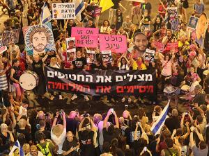 آلاف الإسرائيليين يتظاهرون في تل أبيب وحيفا والقدس للمطالبة باتفاق تبادل أسرى ووقف الحرب على غزة