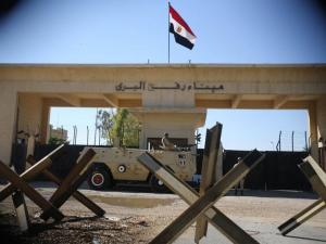 أول تعقيب رسمي من مصر على بناء الجدار العازل والاستعداد لتهجير الفلسطينيين.. فماذا قالت؟