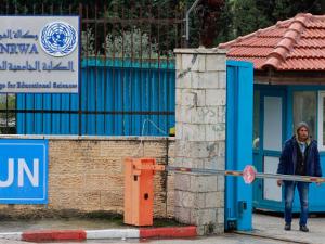 "رويترز": إدارة ترامب تدرس فرض عقوبات متعلقة بالإرهاب على "أونروا"