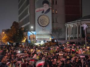 تقديرات إسرائيلية: الاحتجاجات في إيران باتت تهدد النظام.. وترامب يواصل تهديده