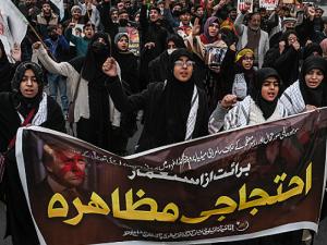 ترامب: إيران تسعى للتفاوض وواشنطن تحضر لاجتماع وتدرس خيارات عسكرية