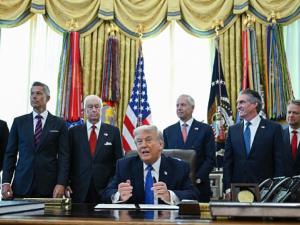 غموض بشأن المسار الذي سيسلكه ترامب للتعامل مع إيران وسط حديث عن هجوم سيبدأ الأحد