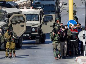 الاحتلال يعتقل العشرات بالضفة بينهم طالبة جامعية ونائب رئيس بلدية