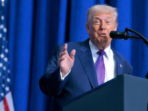 ترامب يمهلها 15 يوما كحد أقصى وإيران تحذر من "احتمال حقيقي لعدوان عسكري"