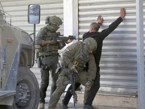 اعتقالات بالضفة والقدس وإصابات برصاص الاحتلال واعتداءات مستوطنين