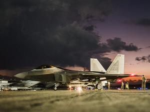 انتشار غير مسبوق: وصول سرب مقاتلات أميركية من طراز F-22 إلى إسرائيل