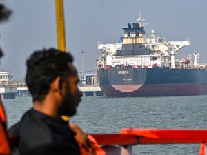 ترامب يتوقع فتح هرمز وطهران تنفي إجراء محادثات مع واشنطن
