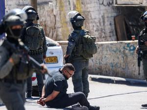 مداهمات واعتقالات ومواجهات في الضفة والقدس