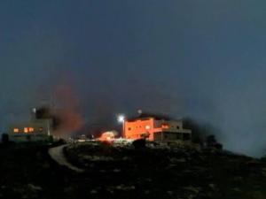 مستوطنون يحرقون منزلين جنوب نابلس واعتداءات في مناطق أخرى