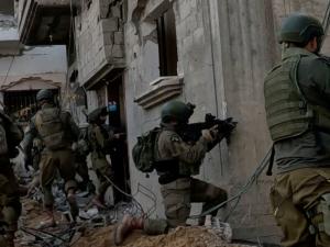 فيديو “قاسٍ” لجنود الاحتلال يقتلون مسناً فلسطينياً في غزة.. أطلقوا النار عليه وهو أعزل 