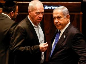 المؤسسة الأمنية الإسرائيلية تؤيد تسليح فلسطينيين لمرافقة المساعدات التي تدخل قطاع غزة.. نتنياهو رفض الاقتراح بالكلية! 