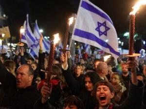 فشل إيجاد حل مع الفلسطينيين أحد الأسباب.. ربع الإسرائيليين يسعون وراء جوازاتٍ أجنبيةٍ للرحيل، يستغلون قانون “عودة الأحفاد”