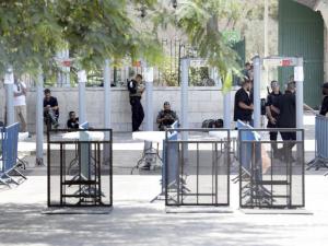 بوابات حديديّة جديدة.. ماذا تفعل إسرائيل لمنع وصول المصلين للمسجد الأقصى؟