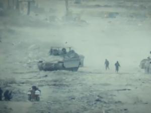 فيديو مروع يوثق إعدام الاحتلال فلسطينيين بسواحل غزة.. قُتلوا بدم بارد وجرافات سحقتهم لإخفاء آثار الجريمة 