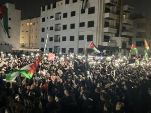 “إيش ذنب المعتقلين غير نصرة فلسطين”.. تواصل احتشاد الأردنيين بالقرب من سفارة الاحتلال ودعاء لغزة  