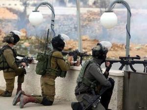 الاحتلال يطلق النار على شاب شمال الخليل واعتقال شابين من بيت أمر