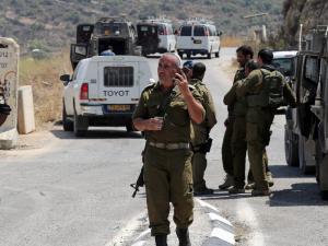 أطلقوا النار على المنازل واشتبكوا مع فلسطينيين.. مستوطنون يهاجمون بلدة بالضفة بحماية جيش الاحتلال