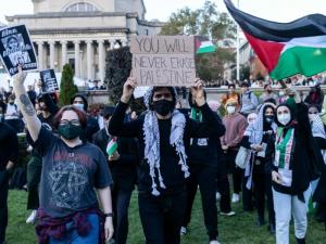 الحراك الطلابي الداعم لفلسطين يتحدى “القمع” ويتسع.. الشرطة تفرق مخيم اعتصام ببرلين، ومناوشات داخل جامعة فرنسية