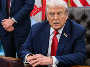 نشرت وكالة "بلومبرغ" الأميركية بنود مسودة ميثاق ما يسمى "مجلس السلام" الخاص بغزّة، من بينها أن إدارة الرئيس الأميركي دونالد ترامب تطالب الدول التي ترغب في الحصول على مقعد دائم في المجلس، بالمساهمة بما لا يقل عن مليار دولار.  يخشى مراقبون من أن ترامب يسعى لإنشاء بديل أو منافس للأمم المتحدة، التي انتقدها مرارًا.  وفقًا لمسودة ميثاق "مجلس السلام"، سيكون ترامب الرئيس المؤسس للمجلس، وسيحدد بنفسه الدول التي تُدعى للانضمام كأعضاء. وتُتخذ القرارات بأغلبية الأصوات، حيث يحصل كل عضو حاضر على صوت واحد، لكن جميعها تخضع 