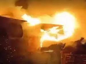فيديو | مستوطنون يحرقون منزلًا في دوما وقوات والاحتلال تهدم منزلين شمال الخليل