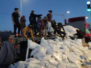 مستوطنون يعتدون على شاحنات في الضفة ظنوها محمّلة بمساعدات لغزة
