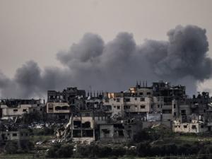 جثث أطفال بلا رؤوس وأجساد متفحمة.. الاحتلال يرتكب مجزرة باستهداف مخيم للنازحين برفح ويوقع عشرات الشهداء والجرحى
