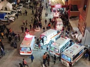 “طواقم الإسعافات تقف حائرة”.. صحة غزة: لا يوجد مستشفى برفح يستوعب ضحايا مجزرة إسرائيل