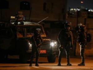 وسط اندلاع مواجهات مع الشبان الفلسطينيين.. قوات الاحتلال تقتحم بلدات في الضفة