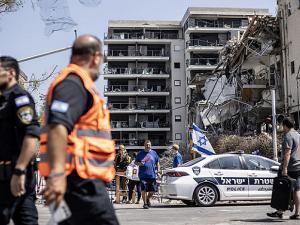 تقديرات إسرائيلية: إطلاق 200 صاروخ من إيران ربعها سقط في مناطق مفتوحة