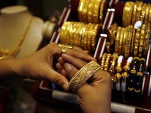 أسعار الذهب تعود للارتفاع بعد تراجع الدولار