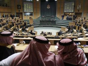 الأردن.. البرلمان يطالب بتجنب "التقبيل" منعا لانتشار كورونا