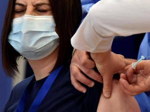 كندا تنظر بوقف منح لقاح أسترازينيكا لمن هم دون 55 عاما