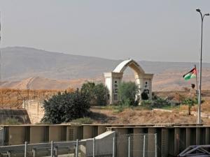 الاحتلال يعلن إحباط محاولة تهريب أسلحة عبر الحدود الأردنية